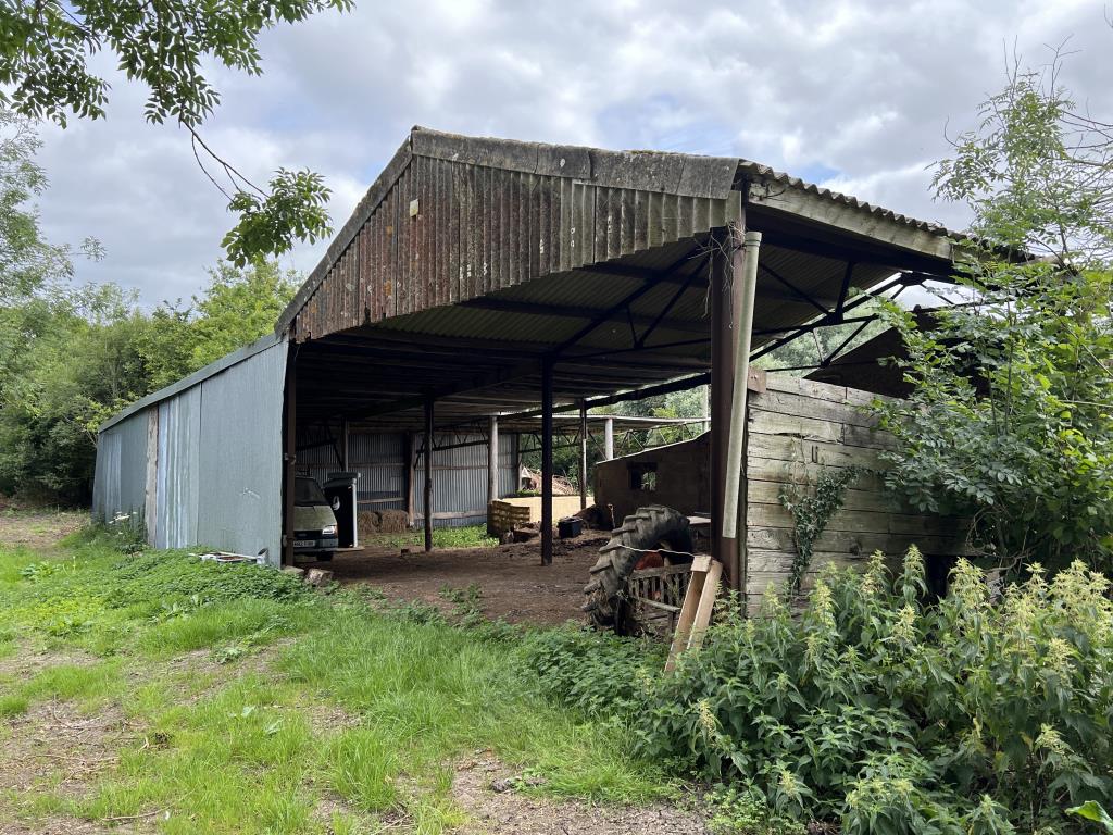Lot: 36 - FREEHOLD RURAL BARN WITH CONSENT FOR CONVERSION ON A PLOT OF 1.27 ACRES - An existing barn on the site